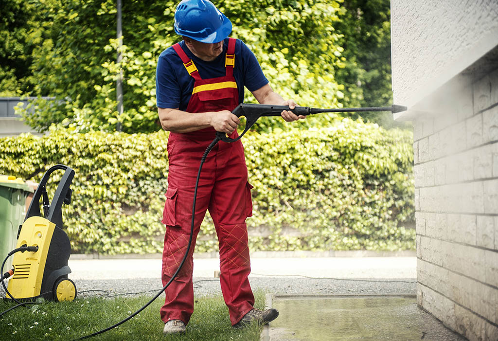 Cleaning with high pressure